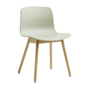 Chaise en plastique recyclé vert pastel et pieds en chêne AAC 12 2.0 - HAY - The Cool Republic