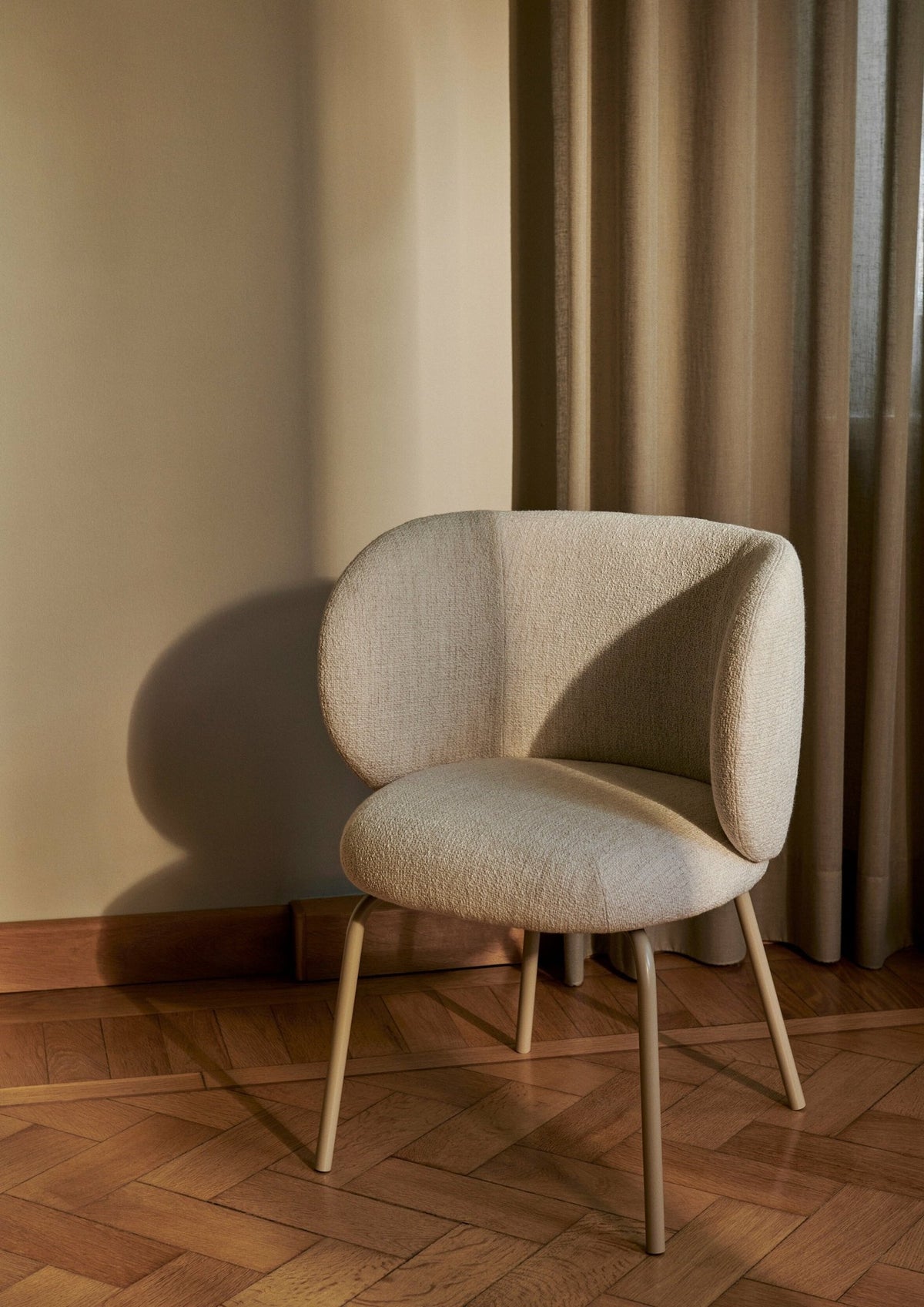 Chaise en tissu bouclé blanc sur pieds beiges 69 x 69 cm Rico - Ferm Living - The Cool Republic