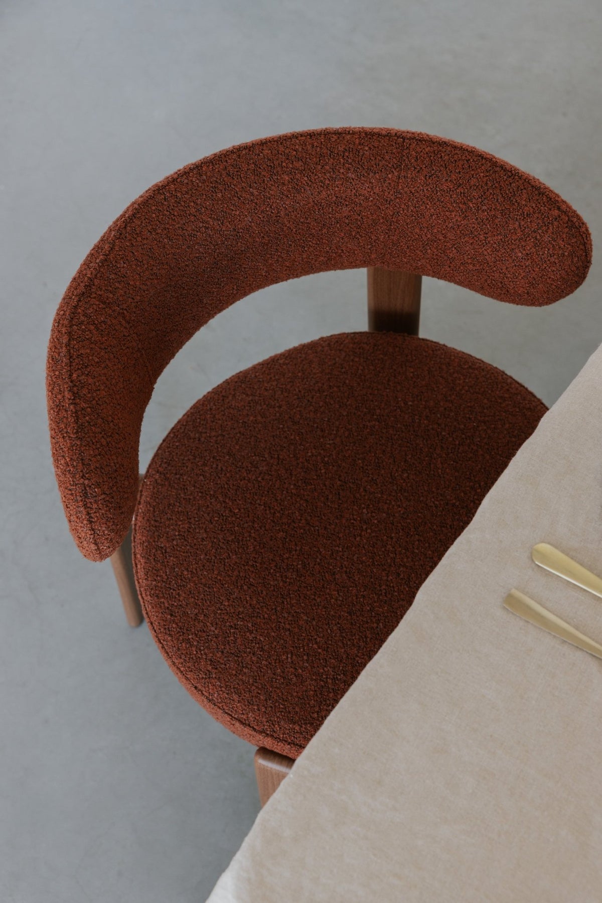 Chaise en tissu bouclette marron et métal marron Sora - The Cool Republic - The Cool Republic