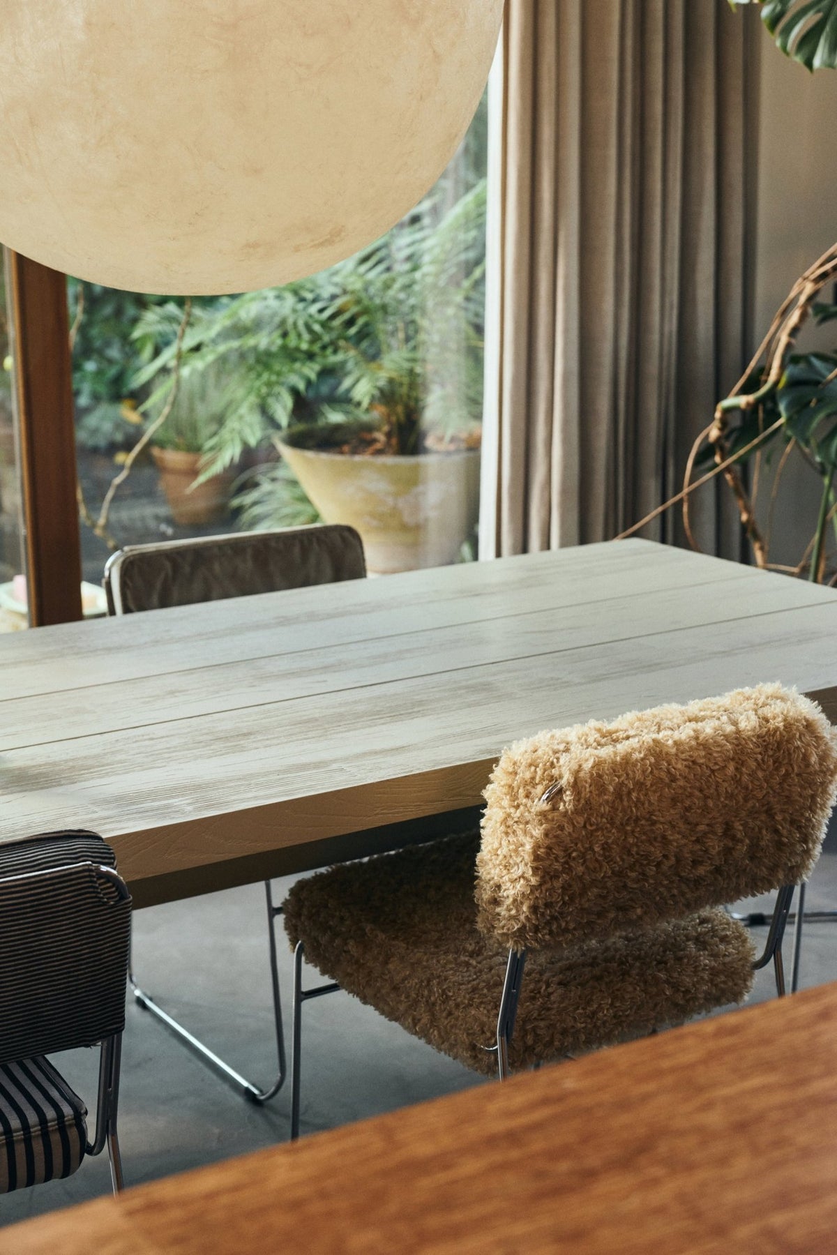 Chaise en tissu duveteux marron et acier chromé Endless - HKLiving - The Cool Republic