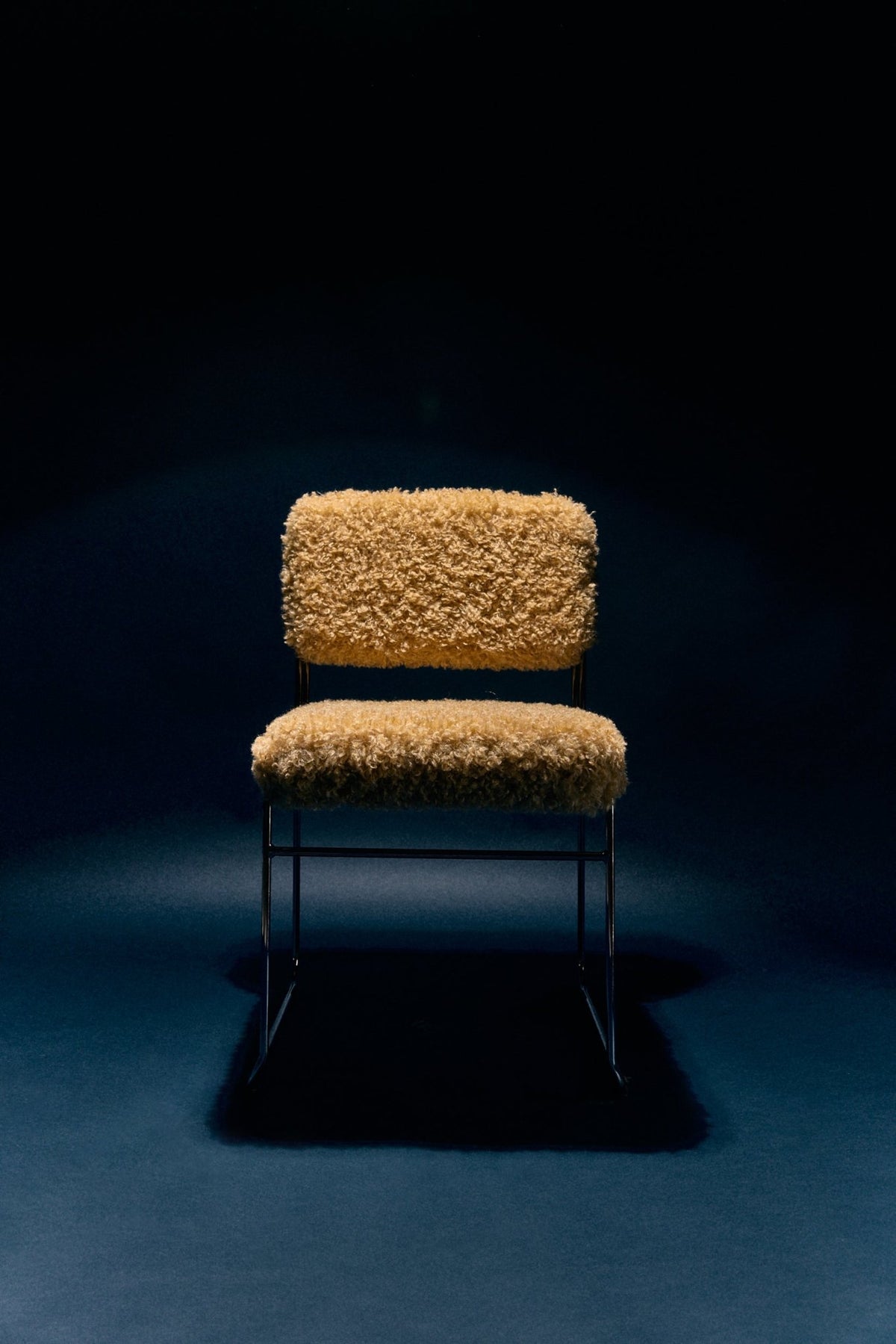 Chaise en tissu duveteux marron et acier chromé Endless - HKLiving - The Cool Republic