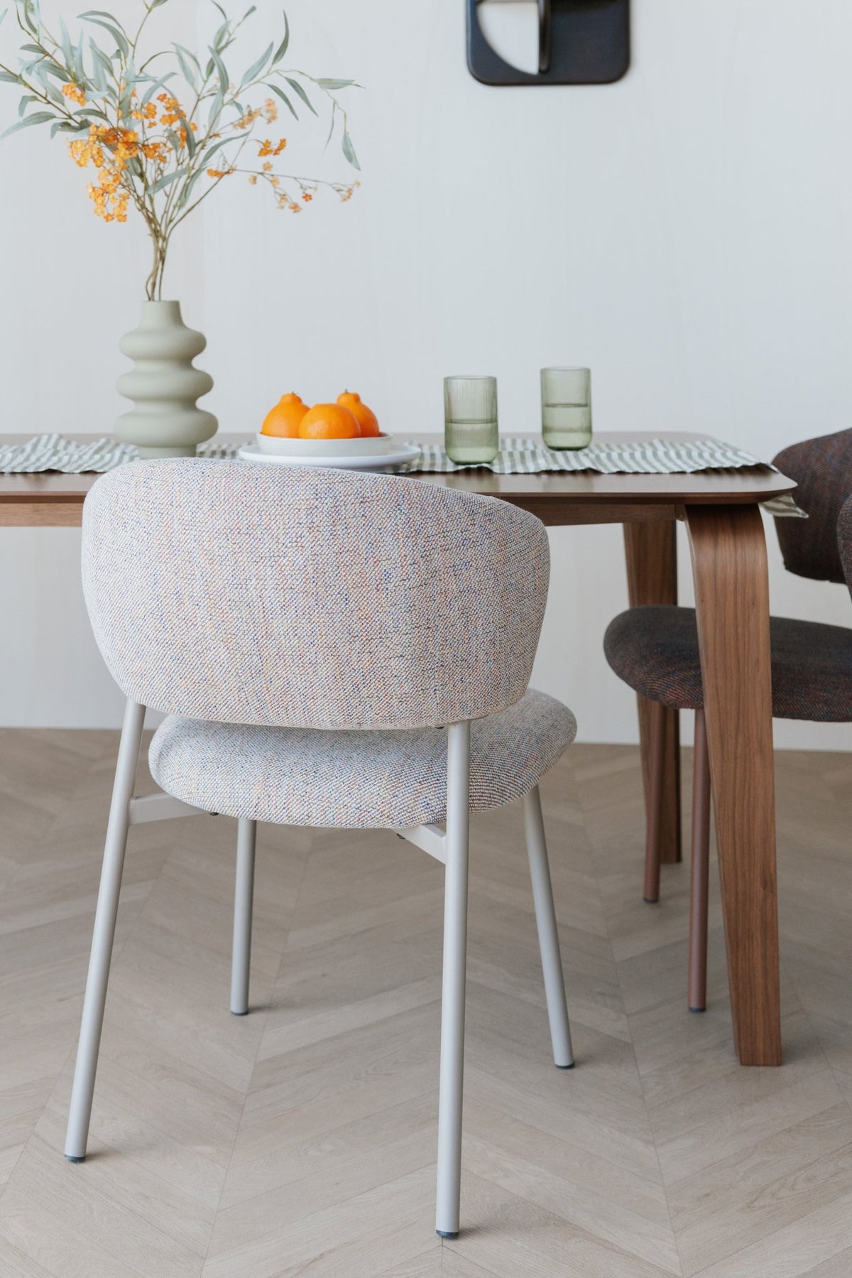 Chaise en tissu et acier beige Nalia - The Cool Republic - The Cool Republic