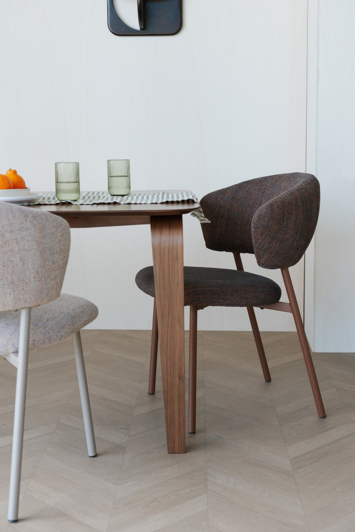 Chaise en tissu et acier marron Nalia - The Cool Republic - The Cool Republic