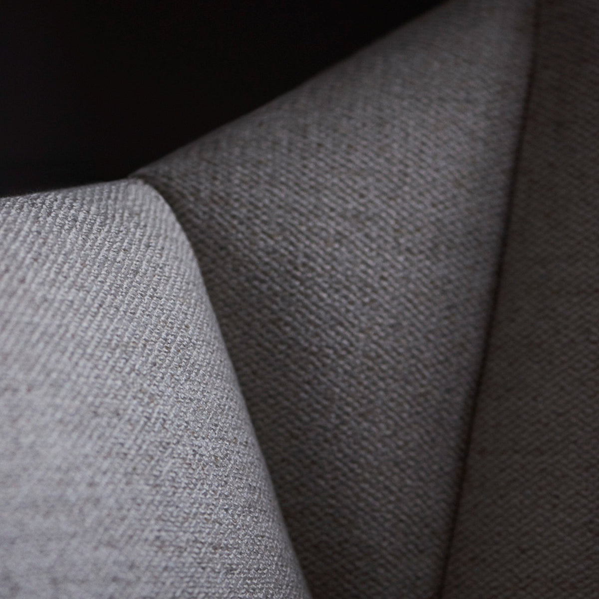 Chaise en tissu gris clair Kimono - Bolia - The Cool Republic