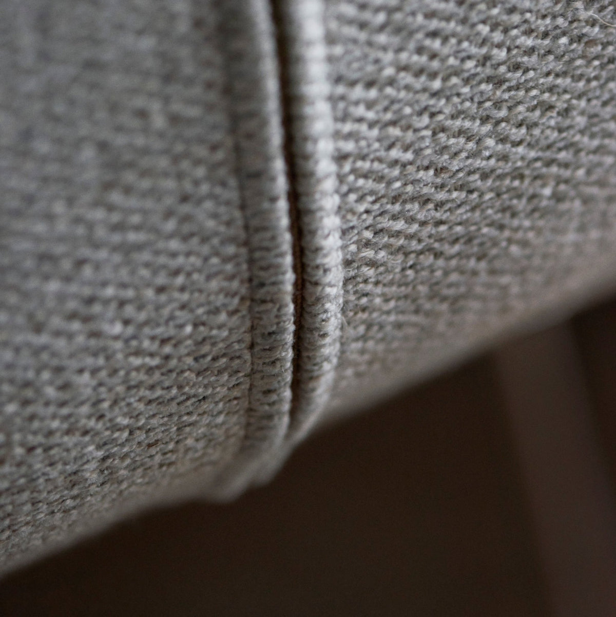 Chaise en tissu gris clair Kimono - Bolia - The Cool Republic