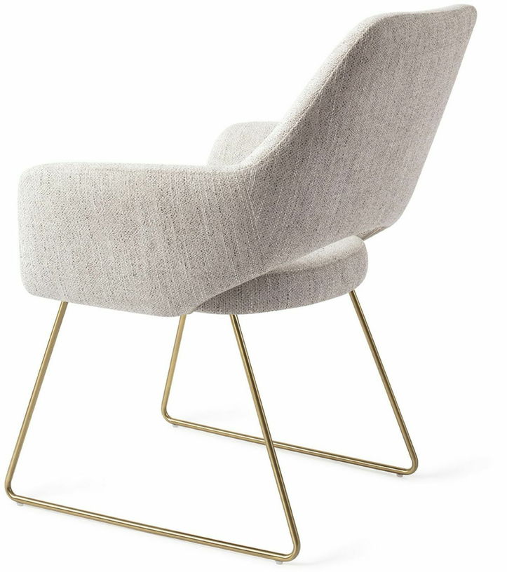 Chaise en tissu gris pigeon avec pieds élégants en métal doré Yanai - Jesper Home - The Cool Republic