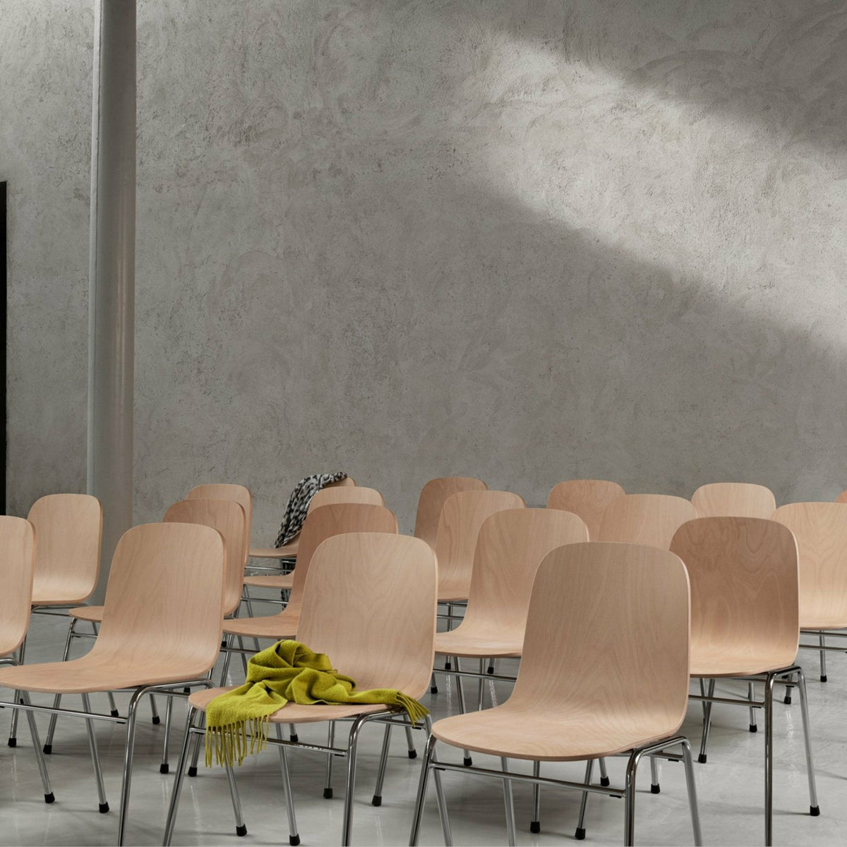 Chaise en tissu noir et cadre argenté Touchwood - Hem - The Cool Republic