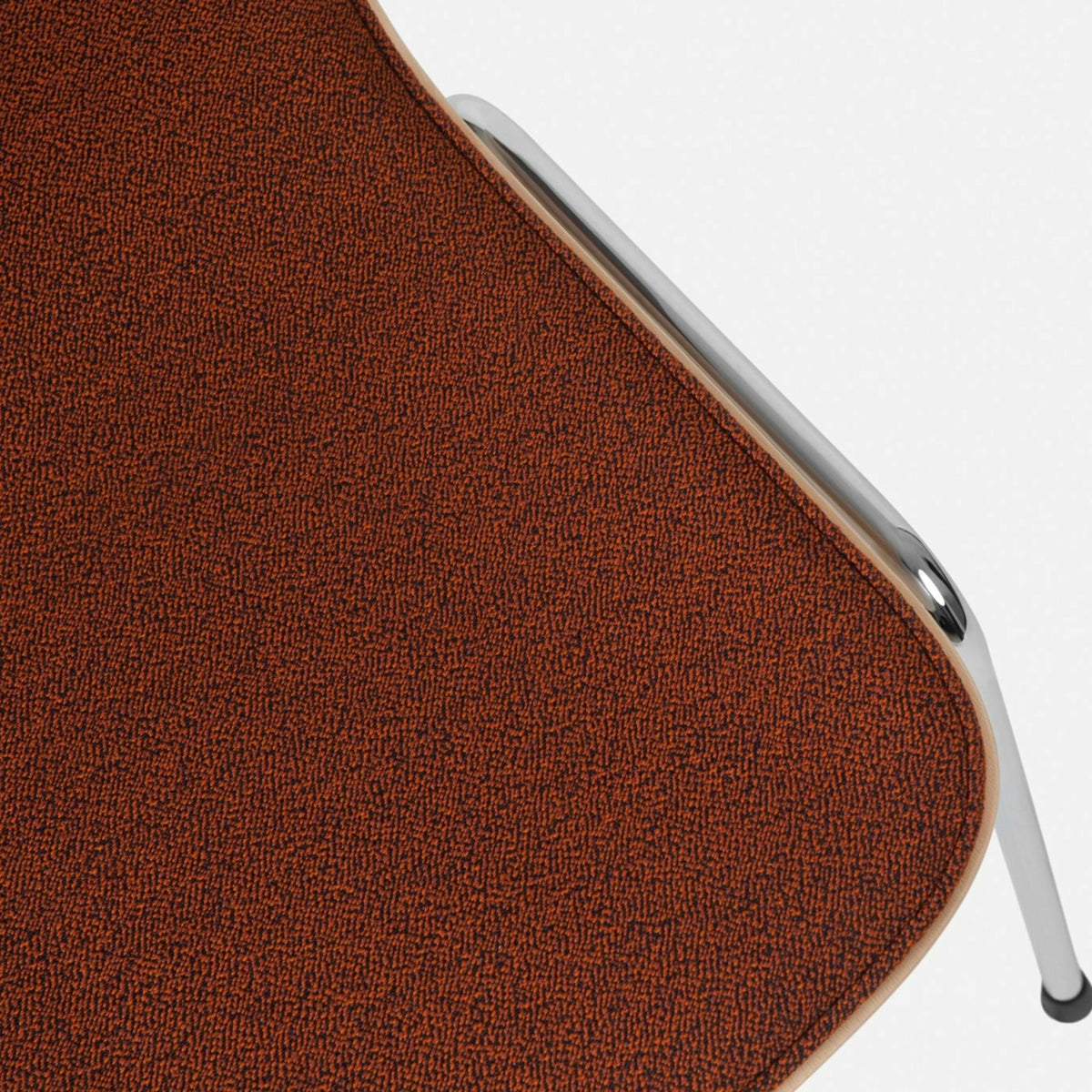 Chaise en tissu rouge et cadre argenté Touchwood - Hem - The Cool Republic