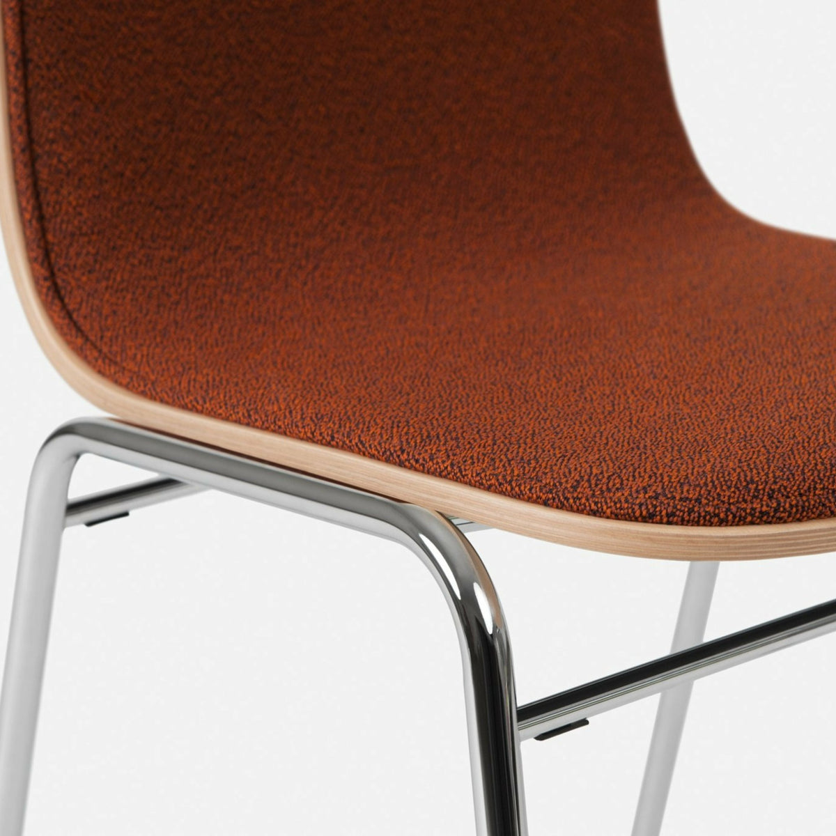 Chaise en tissu rouge et cadre argenté Touchwood - Hem - The Cool Republic