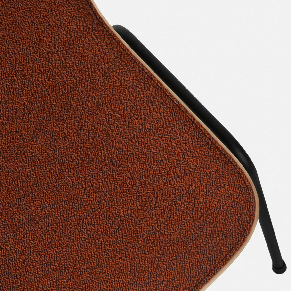 Chaise en tissu rouge et cadre noir Touchwood - Hem - The Cool Republic