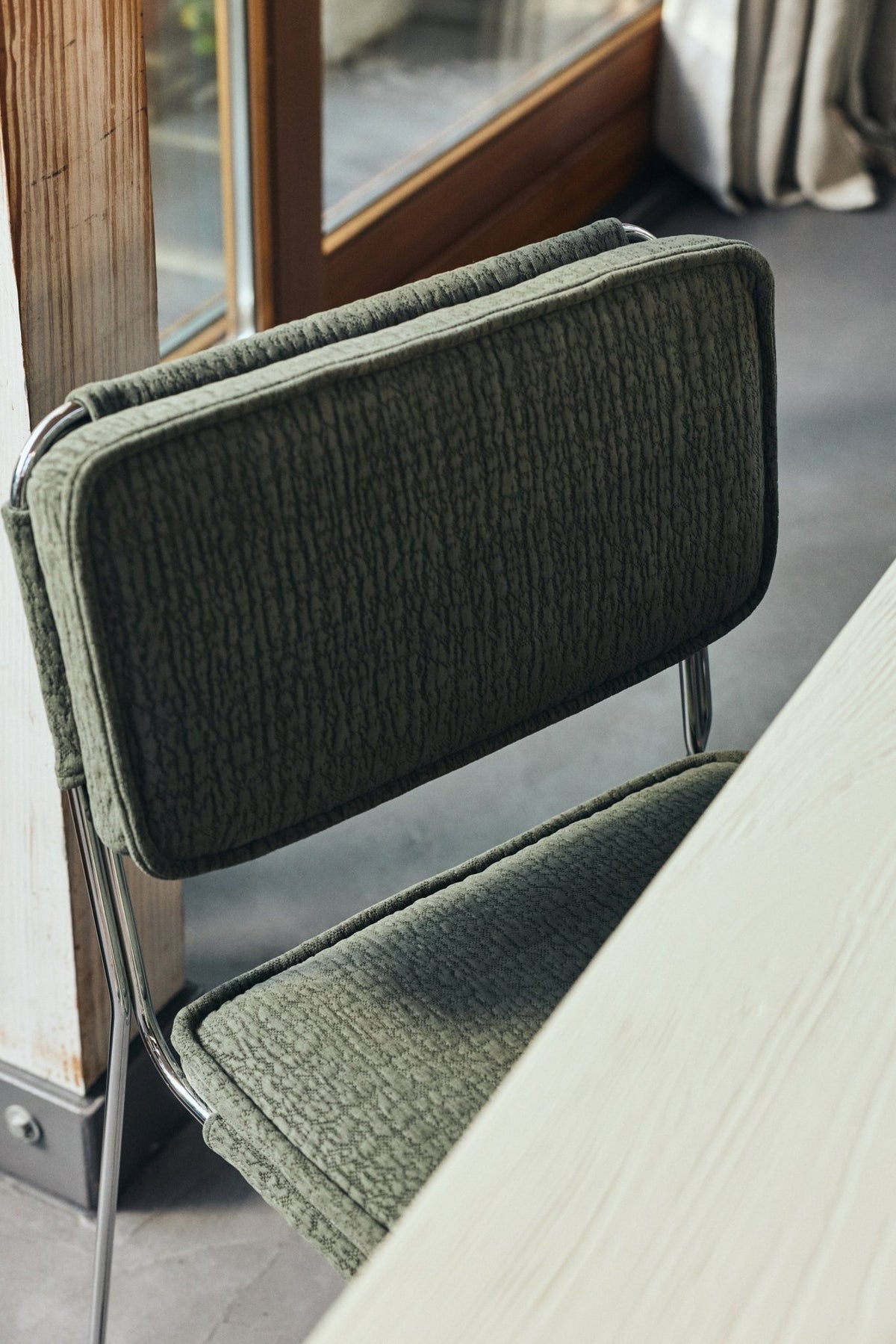 Chaise en tissu vert et acier chromé Endless - HKLiving - The Cool Republic
