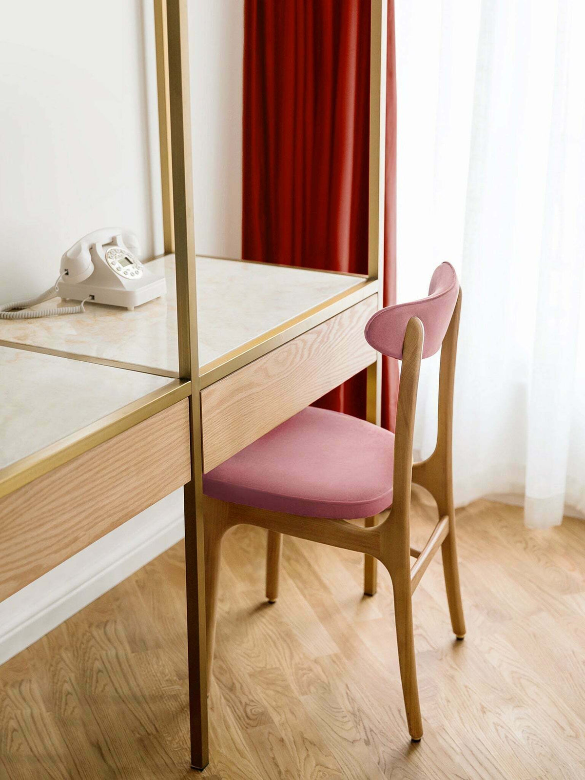 Chaise en velours brillant taupe et frêne nature 52 x 45 Série 200-190 - 366 Concept - The Cool Republic