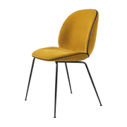 Chaise en velours moutarde piétement en métal noir Beetle - Gubi - The Cool Republic