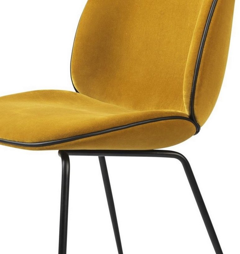 Chaise en velours moutarde piétement en métal noir Beetle - Gubi - The Cool Republic