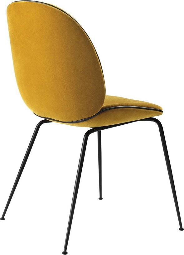 Chaise en velours moutarde piétement en métal noir Beetle - Gubi - The Cool Republic