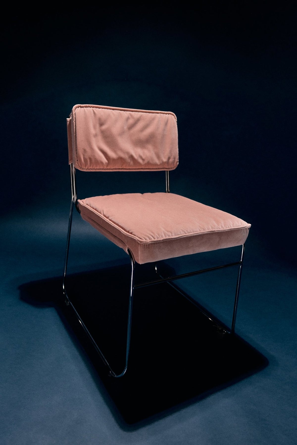 Chaise en velours rose et acier chromé Endless - HKLiving - The Cool Republic
