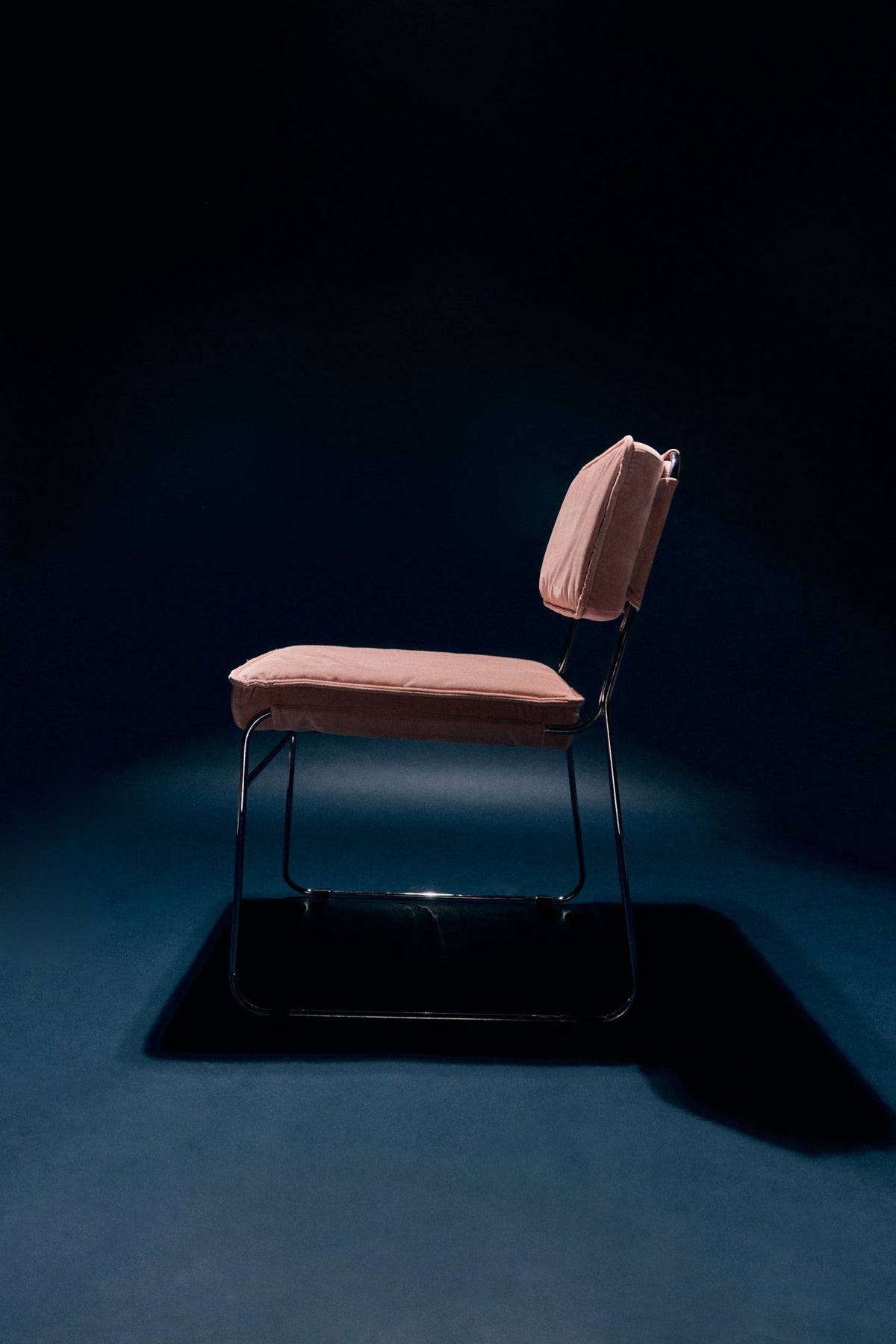 Chaise en velours rose et acier chromé Endless - HKLiving - The Cool Republic
