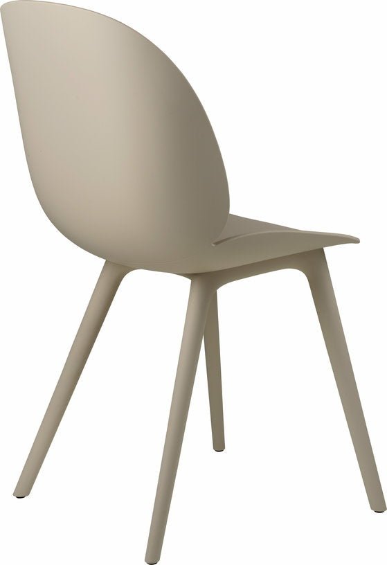 Chaise extérieure en plastique beige Beetle - Gubi - The Cool Republic