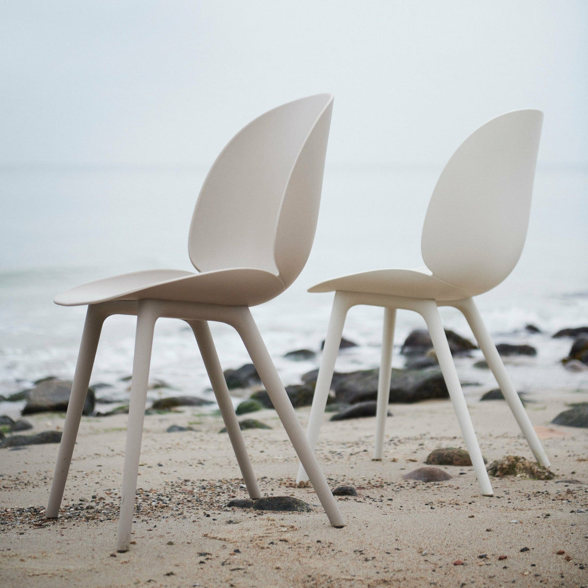Chaise extérieure en plastique blanche Beetle - Gubi - The Cool Republic