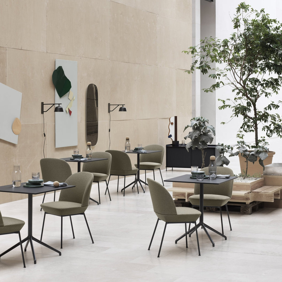 Chaise gris beige et pieds chrome Oslo - Muuto - The Cool Republic