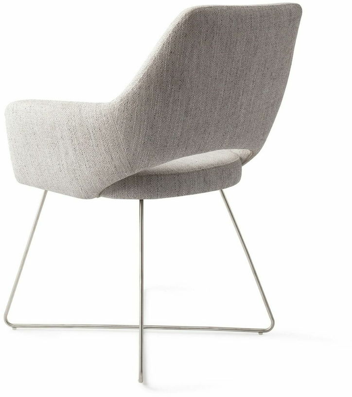 Chaise gris clair pigeon avec pieds croisés en métal argenté Yanai - Jesper Home - The Cool Republic