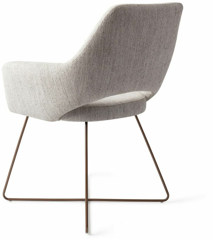 Chaise gris clair pigeon avec pieds croisés en métal rosé Yanai - Jesper Home - The Cool Republic