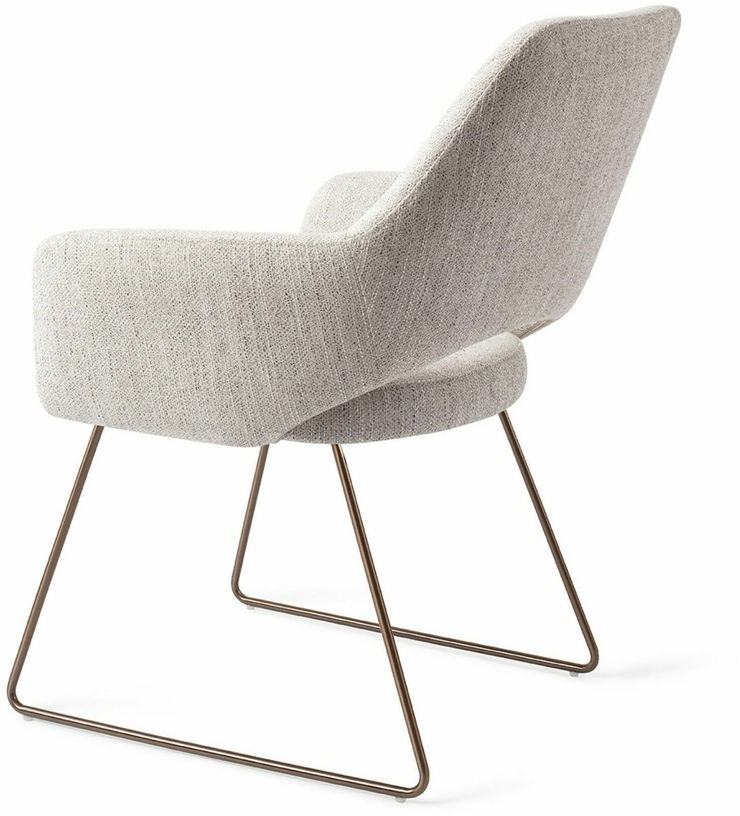 Chaise gris clair pigeon avec pieds élégants en métal rosé Yanai - Jesper Home - The Cool Republic