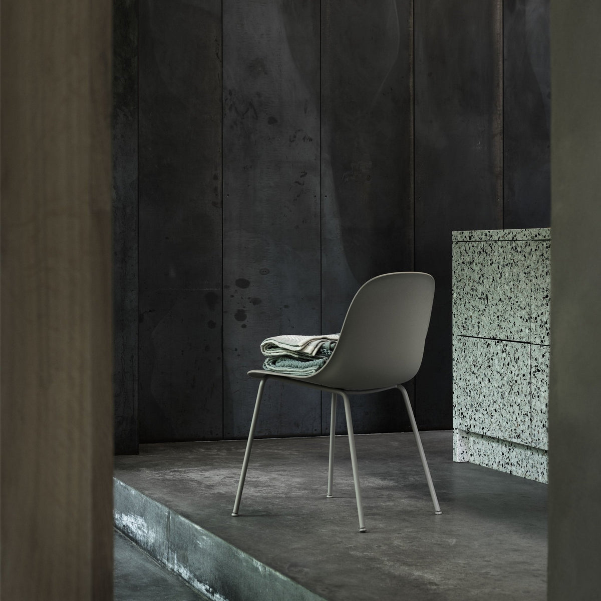 Chaise gris vert piétement tubes Fiber - Muuto - The Cool Republic