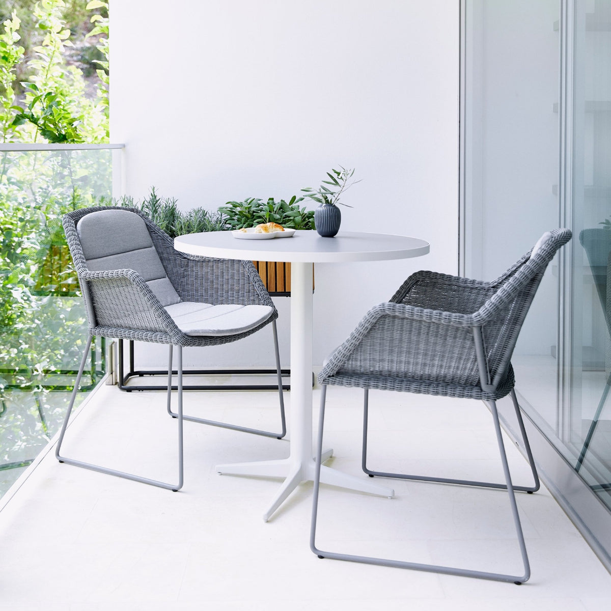 Chaise grise avec coussin écru Breeze - Cane-Line - The Cool Republic