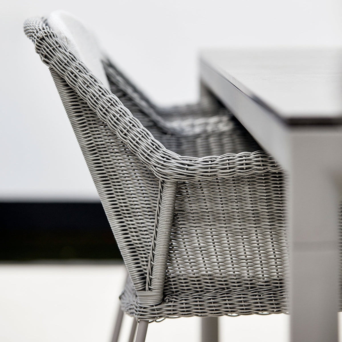 Chaise grise avec coussin gris Breeze - Cane-Line - The Cool Republic