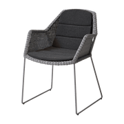 Chaise grise avec coussin noir Breeze - Cane-Line - The Cool Republic