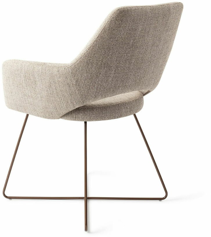 Chaise grise biscuit beach avec pieds croisés en métal rosé Yanai - Jesper Home - The Cool Republic