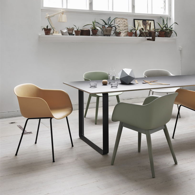 Chaise grise piétement en bois chêne Fiber - Muuto - The Cool Republic