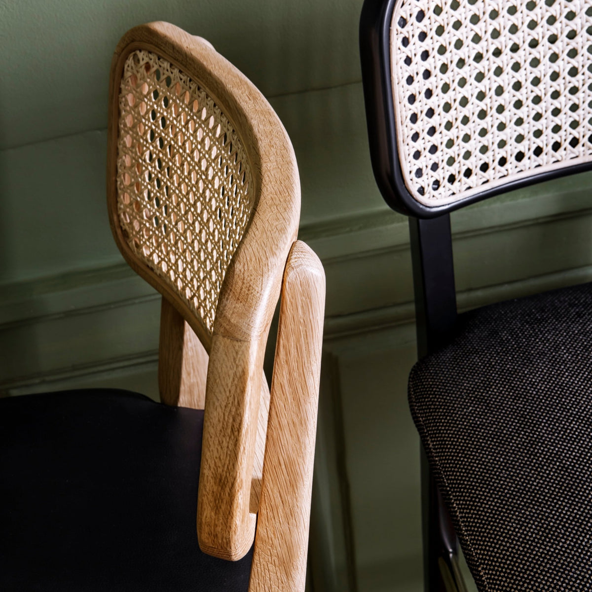 Chaise haute cuir noir en chêne teinté naturel Cannage - RED Edition - The Cool Republic