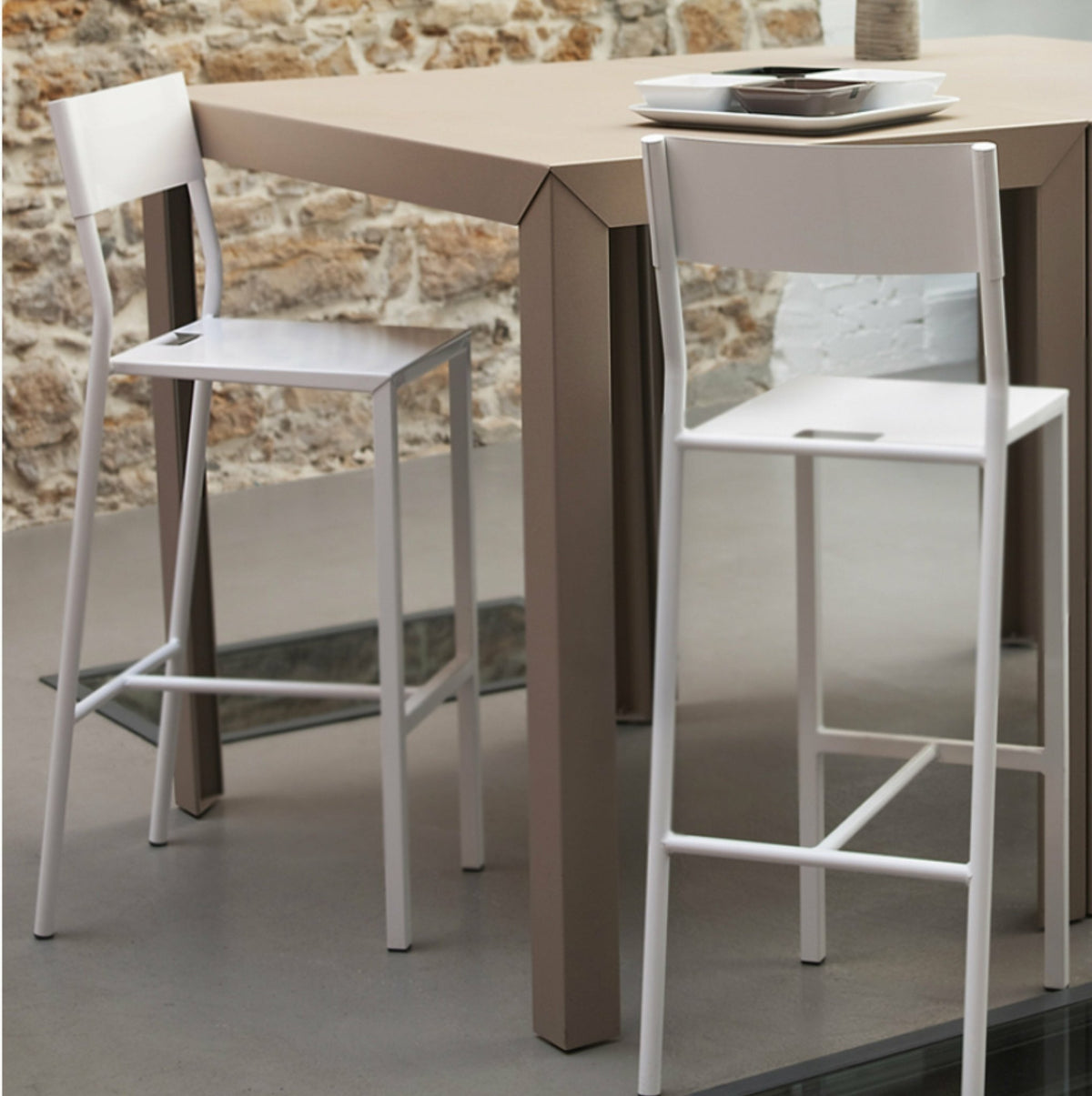 Chaise haute en acier mat sable 110 cm Take - Matière Grise - The Cool Republic