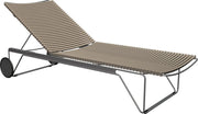 Chaise longue ajustable en métal et plastique beige Click - Houe - The Cool Republic