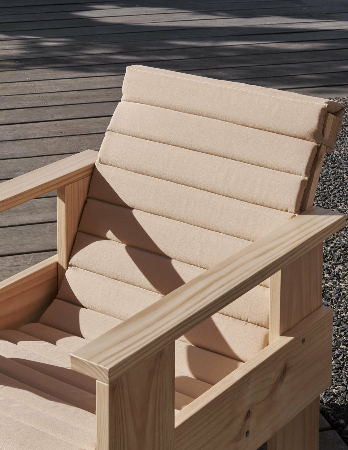 Chaise longue d'extérieur en pin naturel lanche Crate - Hay - The Cool Republic