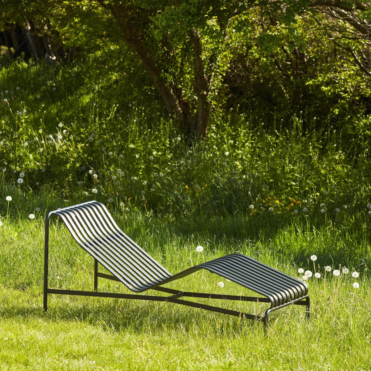 Chaise longue en métal anthracite Palissade - HAY - The Cool Republic