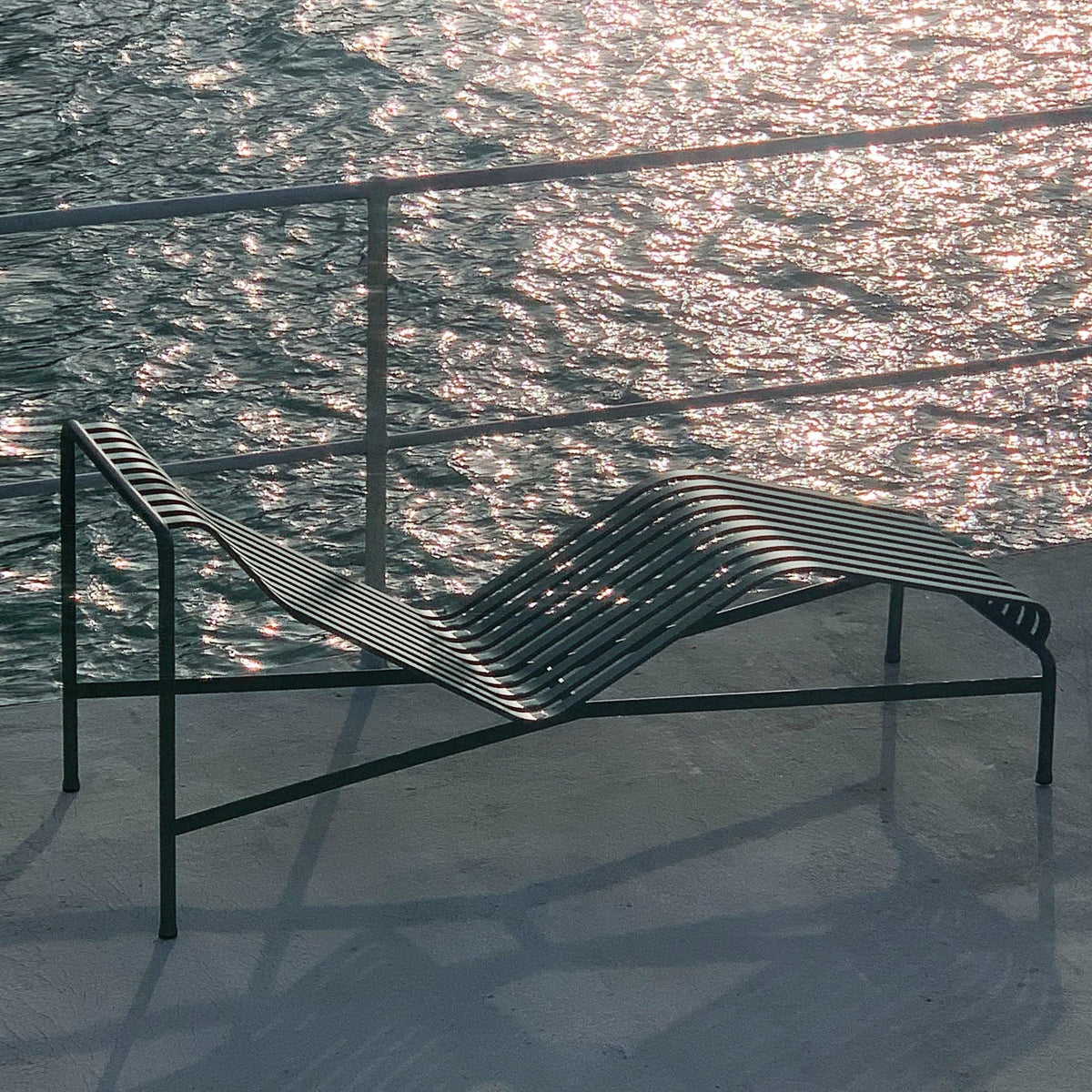 Chaise longue en métal anthracite Palissade - HAY - The Cool Republic