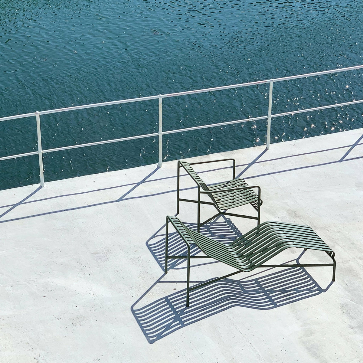 Chaise longue en métal olive Palissade - HAY - The Cool Republic