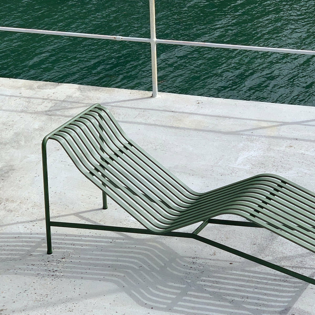 Chaise longue en métal olive Palissade - HAY - The Cool Republic