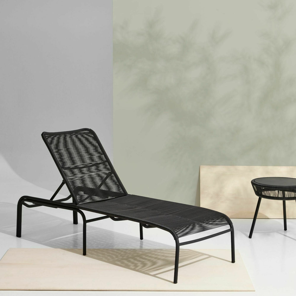Chaise longue noir fibre polyéthylène Loop - Vincent Sheppard - The Cool Republic