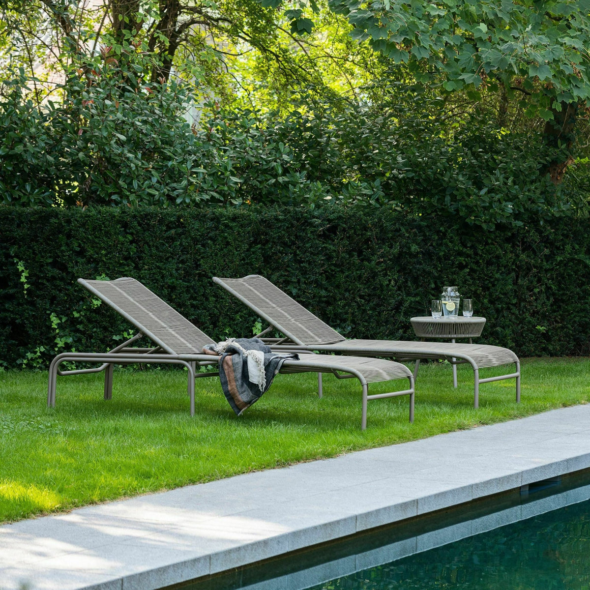 Chaise longue taupe cordage polypropylène Loop - Vincent Sheppard - The Cool Republic