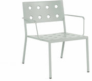 Chaise lounge avec accourdoirs en acier verte pastel Balcony - HAY - The Cool Republic