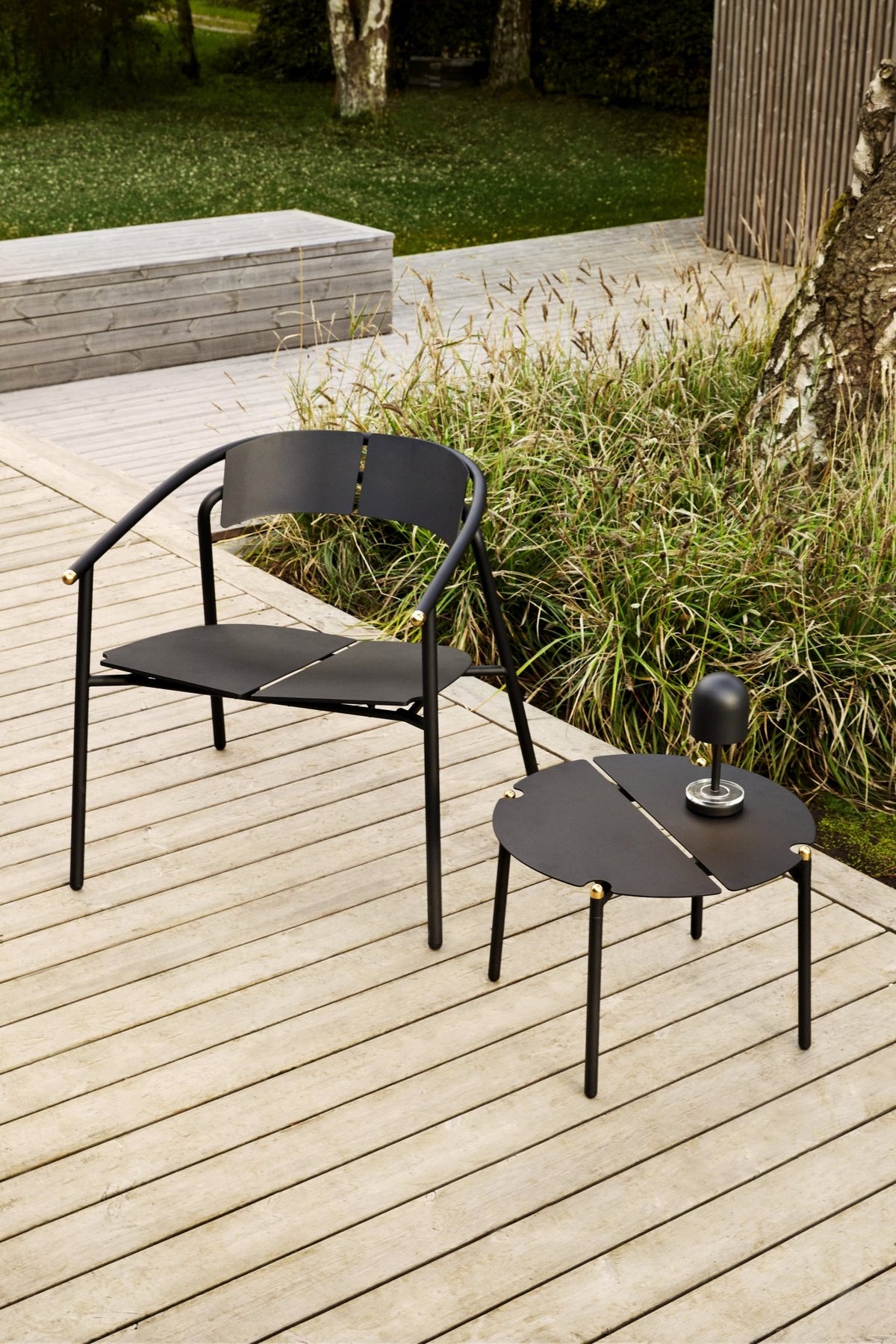 Chaise lounge de jardin avec accoudoirs en acier noir Novo - AYTM - The Cool Republic