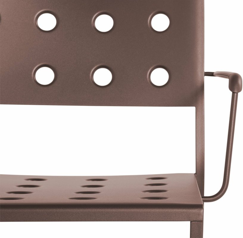 Chaise lounge de jardin avec accourdoirs en acier rouge Balcony - HAY - The Cool Republic