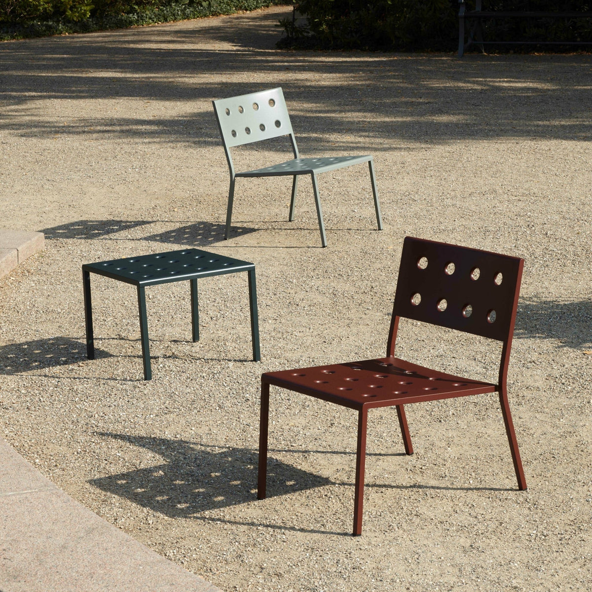 Chaise lounge de jardin en acier anthracite Balcony - HAY - The Cool Republic