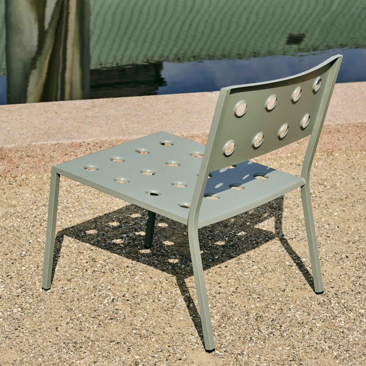Chaise lounge de jardin en acier anthracite Balcony - HAY - The Cool Republic