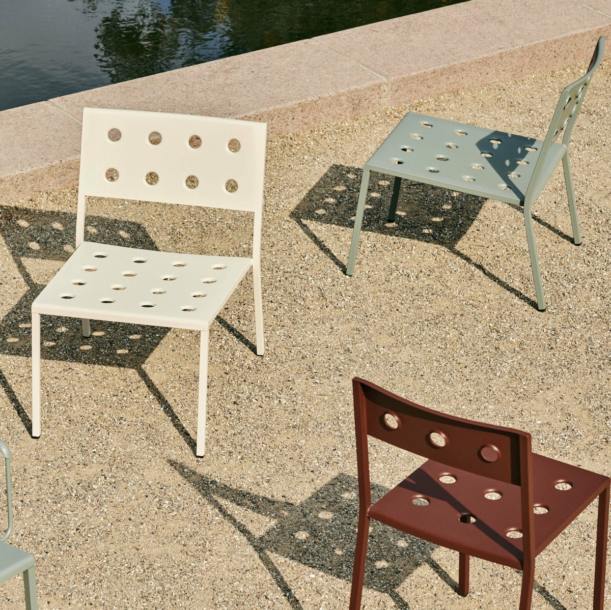 Chaise lounge de jardin en acier anthracite Balcony - HAY - The Cool Republic