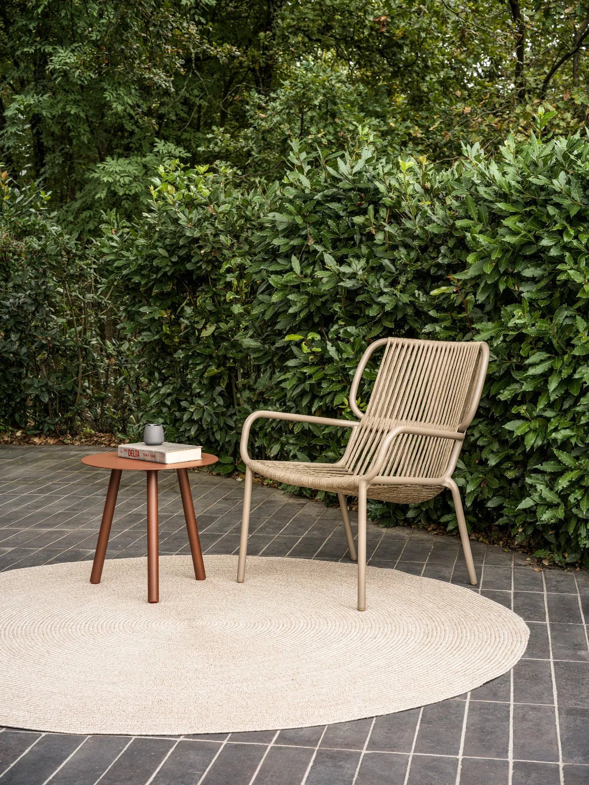 Chaise lounge en aluminium thermolaqué et corde vert 67x83cm Ribbon - Vincent Sheppard - The Cool Republic